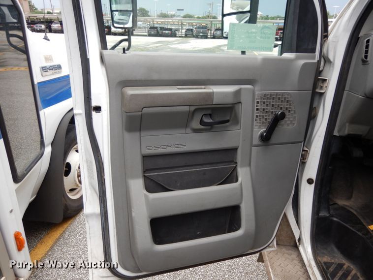 image for item DM6314 2009 Ford E450  shuttle bus