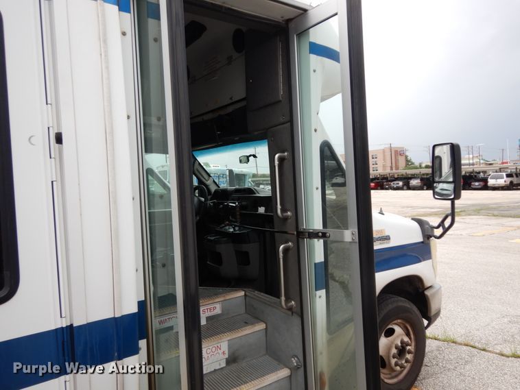 image for item DM6314 2009 Ford E450  shuttle bus