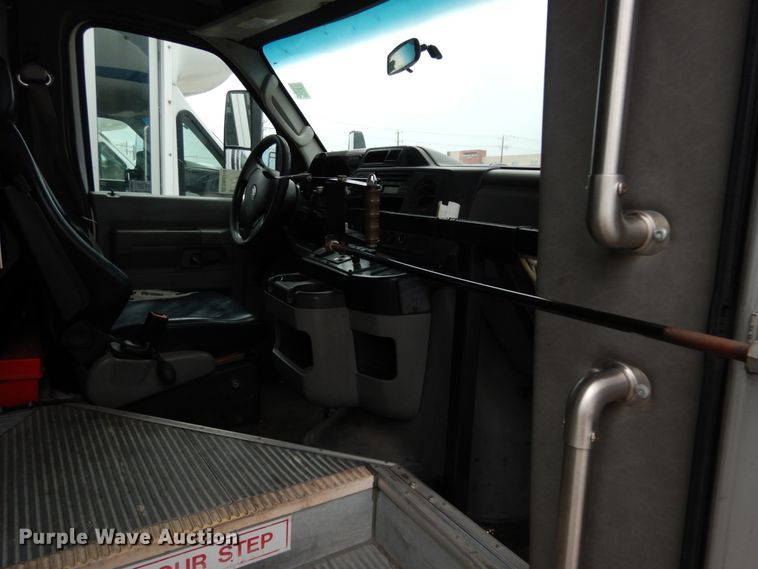 image for item DM6314 2009 Ford E450  shuttle bus