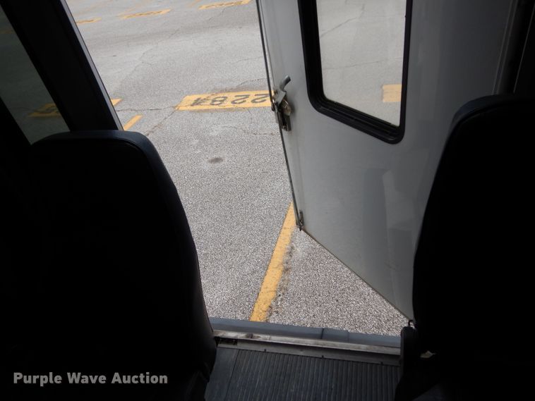 image for item DM6314 2009 Ford E450  shuttle bus