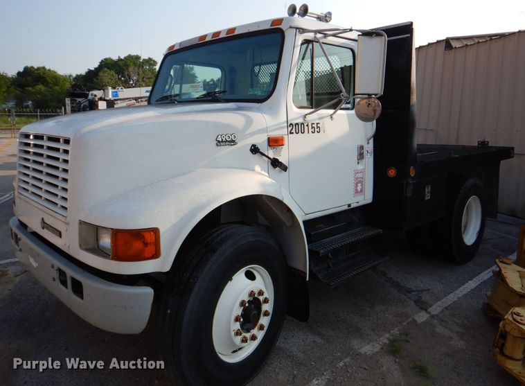 image for item ID9002 2001 International 4900  flat bed truck
