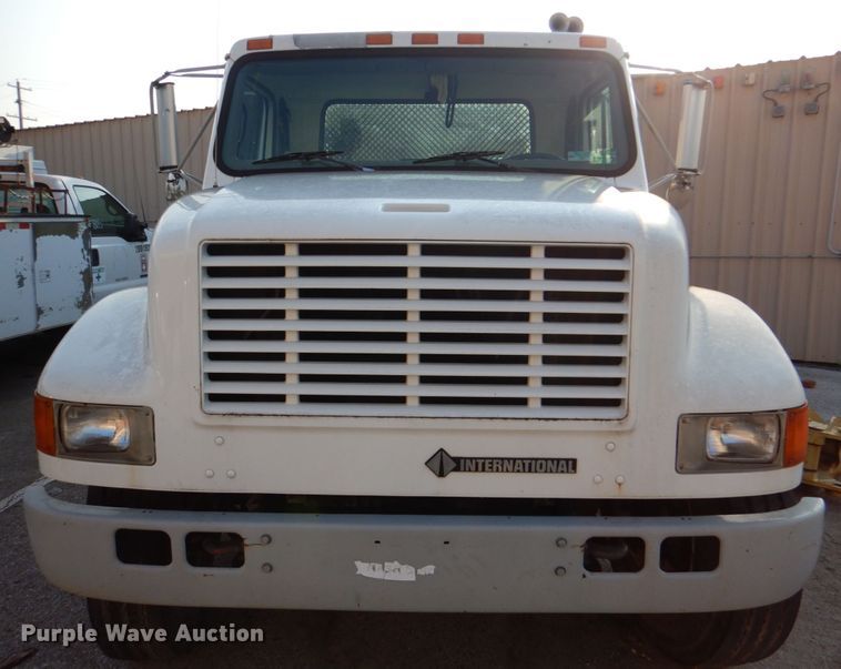 image for item ID9002 2001 International 4900  flat bed truck