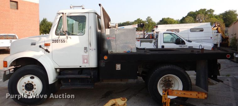 image for item ID9002 2001 International 4900  flat bed truck