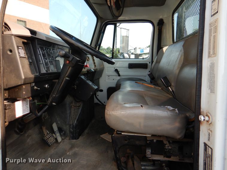 image for item ID9002 2001 International 4900  flat bed truck