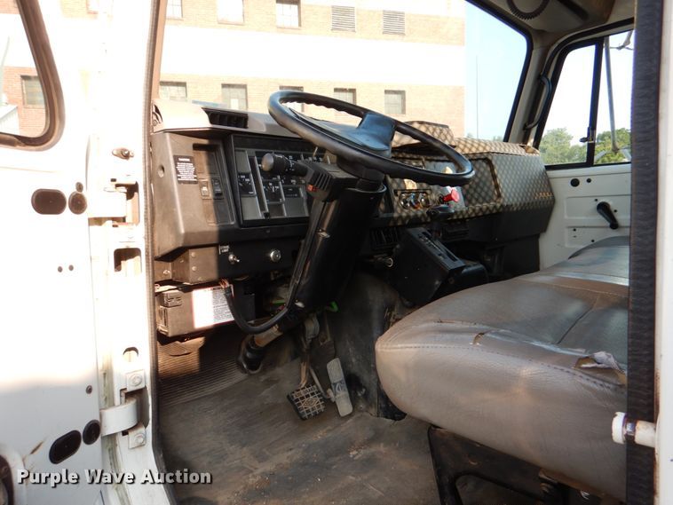 image for item ID9002 2001 International 4900  flat bed truck