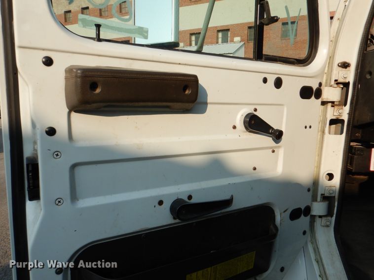 image for item ID9002 2001 International 4900  flat bed truck