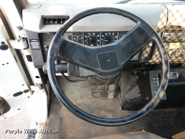 image for item ID9002 2001 International 4900  flat bed truck