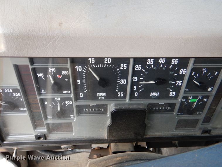 image for item ID9002 2001 International 4900  flat bed truck