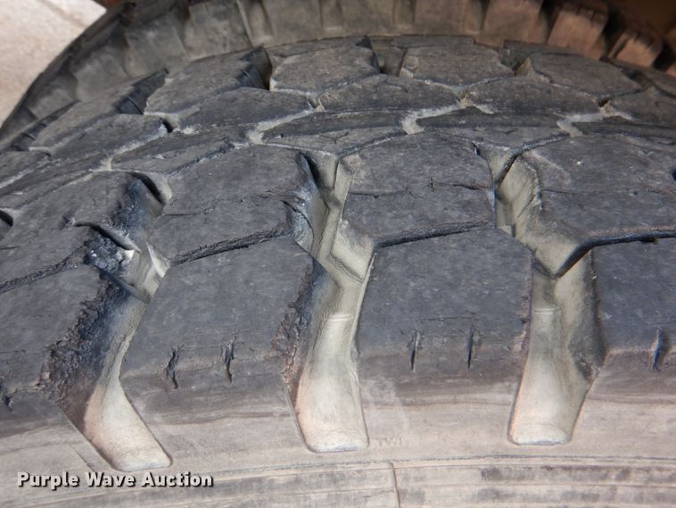 image for item ID9002 2001 International 4900  flat bed truck