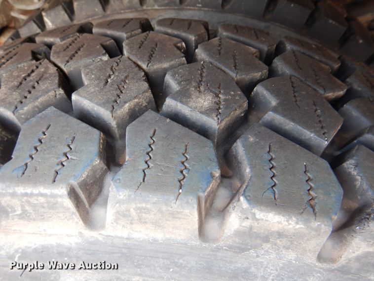 image for item ID9002 2001 International 4900  flat bed truck