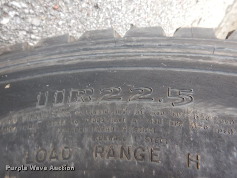 image for item ID9002 2001 International 4900  flat bed truck