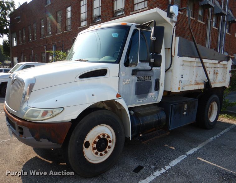 image for item ID9007 2002 International 4400  dump truck