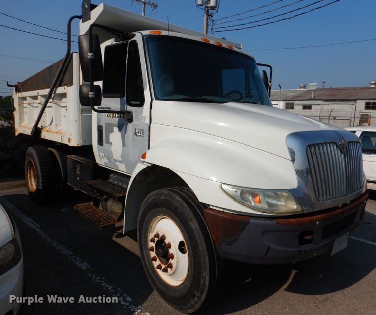 image for item ID9007 2002 International 4400  dump truck