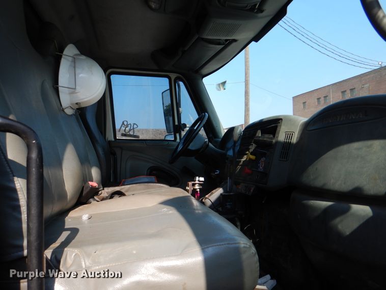 image for item ID9007 2002 International 4400  dump truck