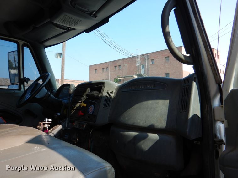 image for item ID9007 2002 International 4400  dump truck