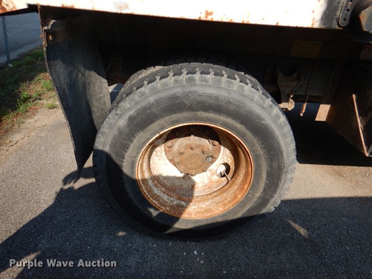 image for item ID9007 2002 International 4400  dump truck