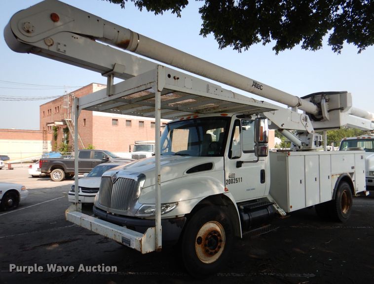 image for item ID9011 2002 International 4400  bucket truck
