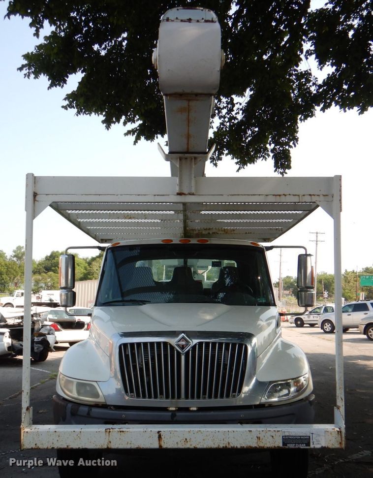 image for item ID9011 2002 International 4400  bucket truck