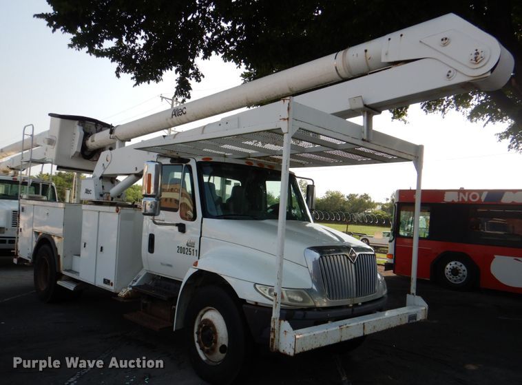 image for item ID9011 2002 International 4400  bucket truck