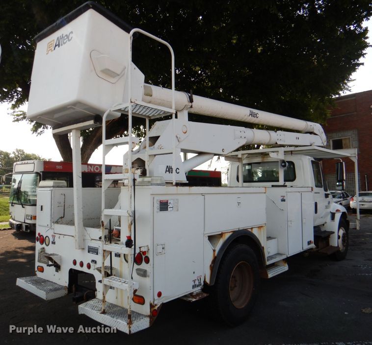 image for item ID9011 2002 International 4400  bucket truck