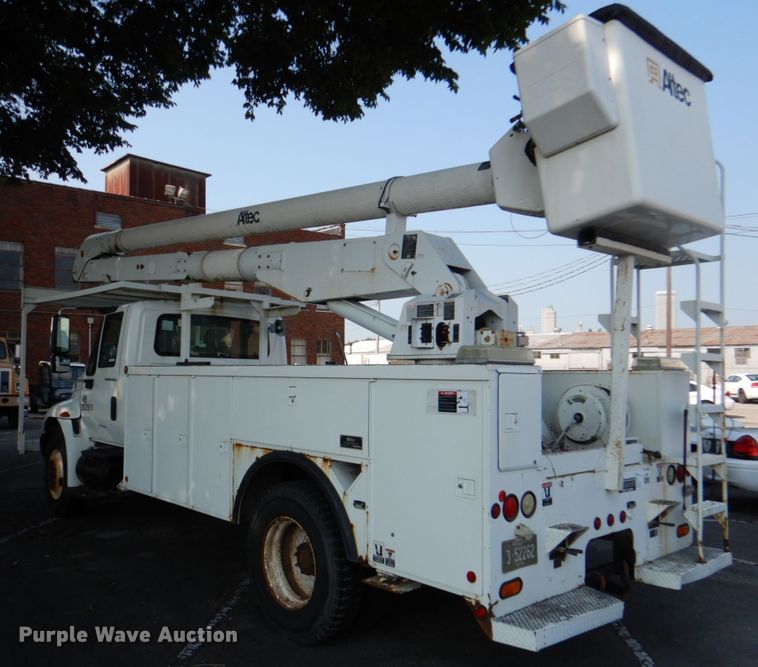 image for item ID9011 2002 International 4400  bucket truck