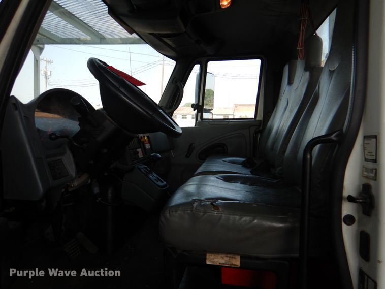 image for item ID9011 2002 International 4400  bucket truck