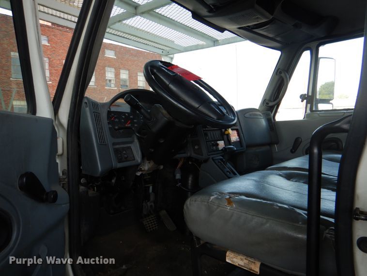 image for item ID9011 2002 International 4400  bucket truck