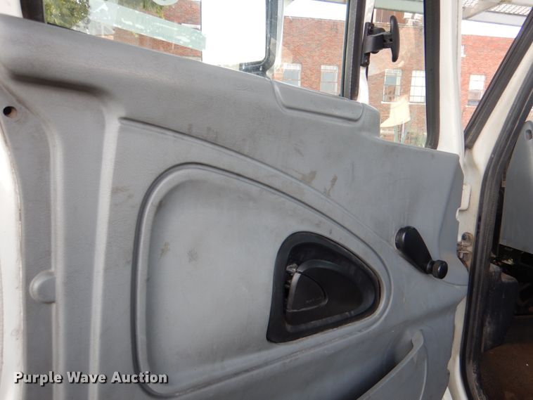 image for item ID9011 2002 International 4400  bucket truck