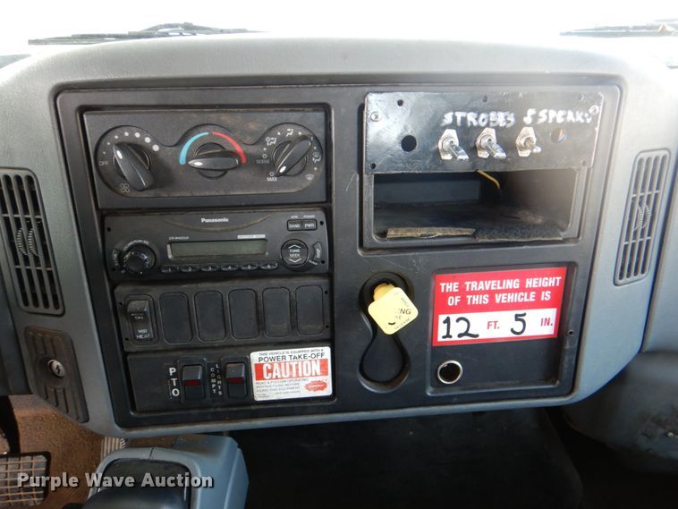 image for item ID9011 2002 International 4400  bucket truck