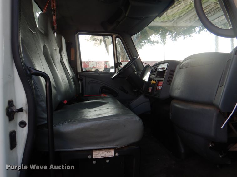 image for item ID9011 2002 International 4400  bucket truck