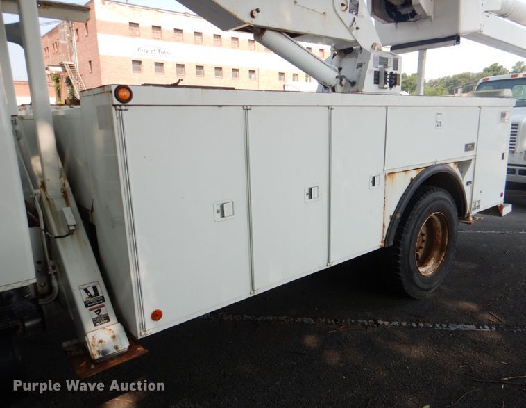 image for item ID9011 2002 International 4400  bucket truck