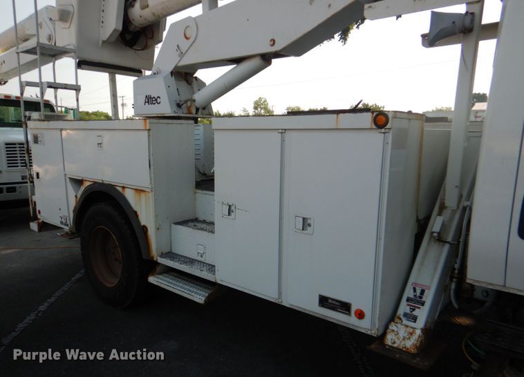 image for item ID9011 2002 International 4400  bucket truck