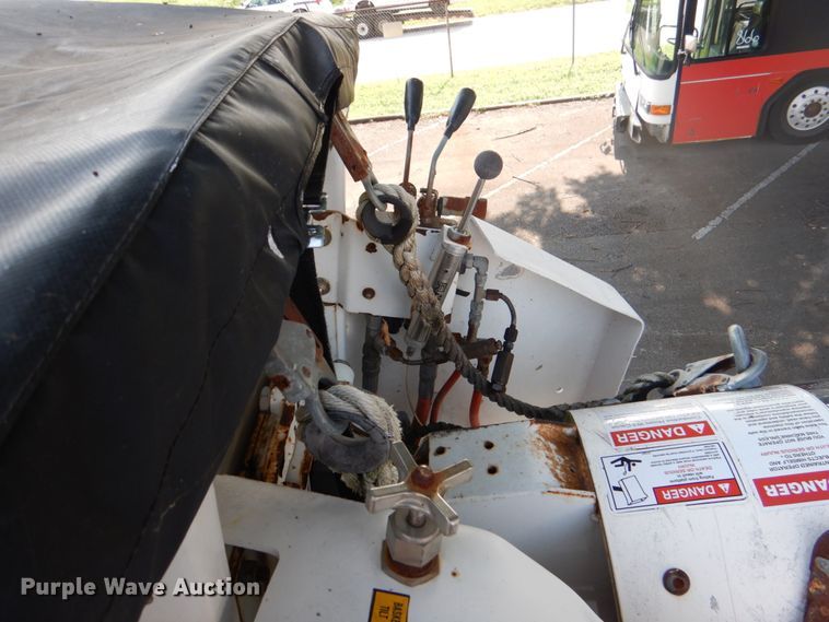 image for item ID9011 2002 International 4400  bucket truck