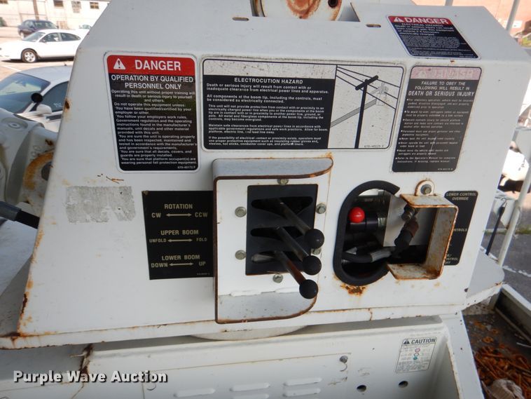 image for item ID9011 2002 International 4400  bucket truck