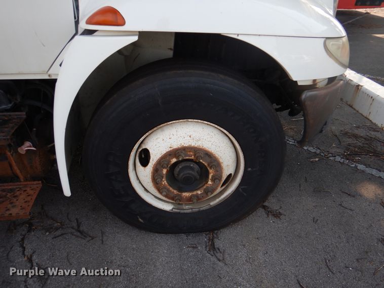 image for item ID9011 2002 International 4400  bucket truck