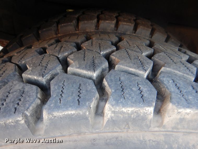 image for item ID9011 2002 International 4400  bucket truck