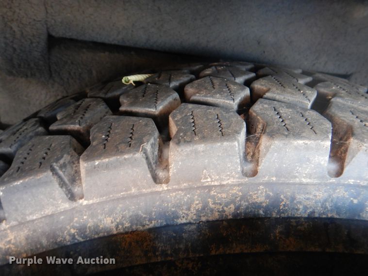 image for item ID9011 2002 International 4400  bucket truck