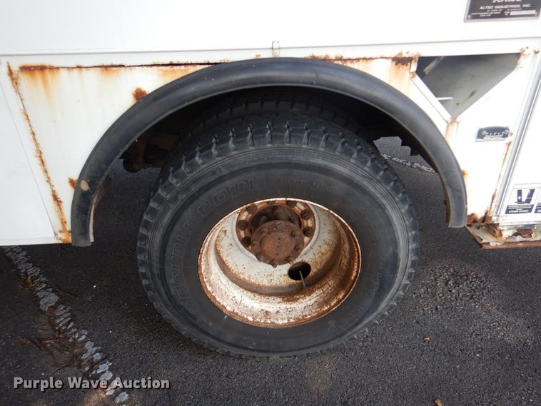 image for item ID9011 2002 International 4400  bucket truck