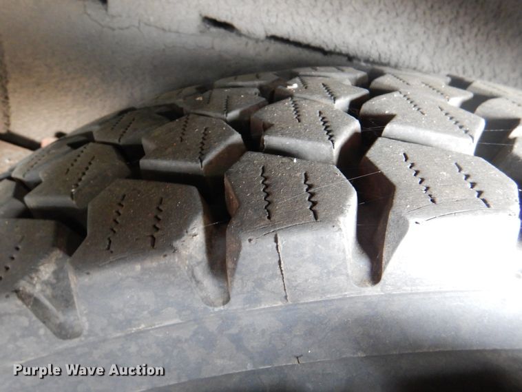 image for item ID9011 2002 International 4400  bucket truck