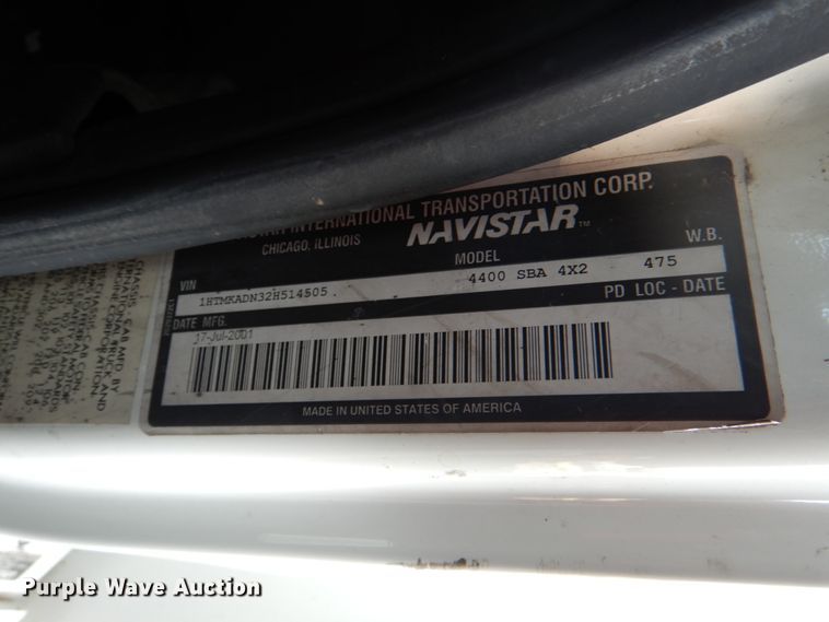 image for item ID9011 2002 International 4400  bucket truck