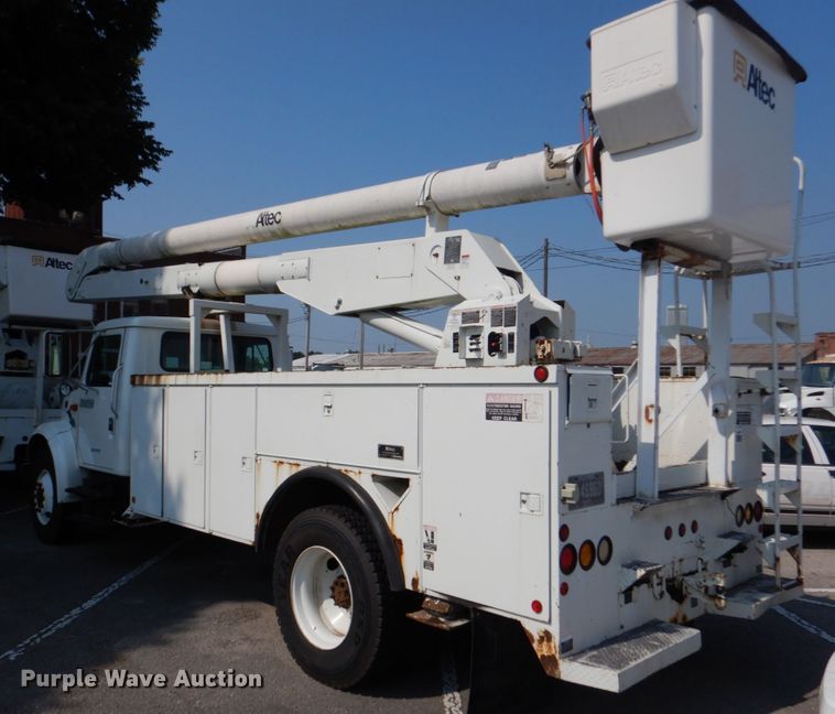 image for item ID9012 2000 International 4900  bucket truck