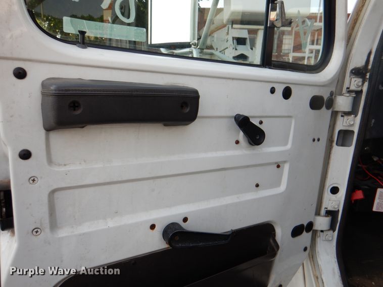 image for item ID9012 2000 International 4900  bucket truck