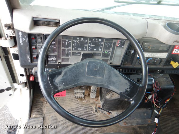 image for item ID9012 2000 International 4900  bucket truck