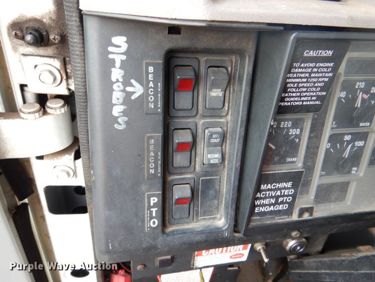 image for item ID9012 2000 International 4900  bucket truck