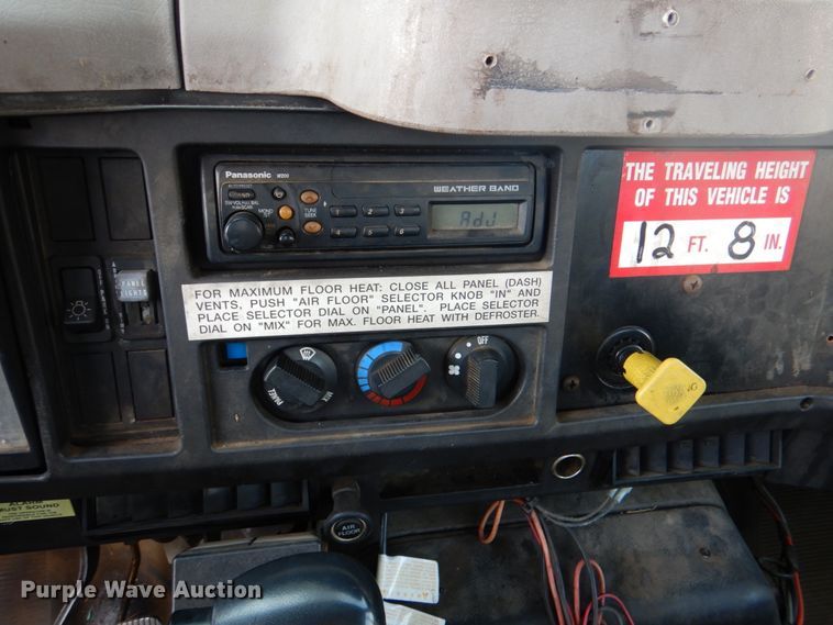 image for item ID9012 2000 International 4900  bucket truck