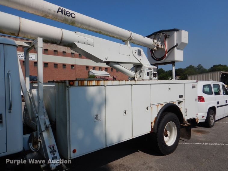 image for item ID9012 2000 International 4900  bucket truck