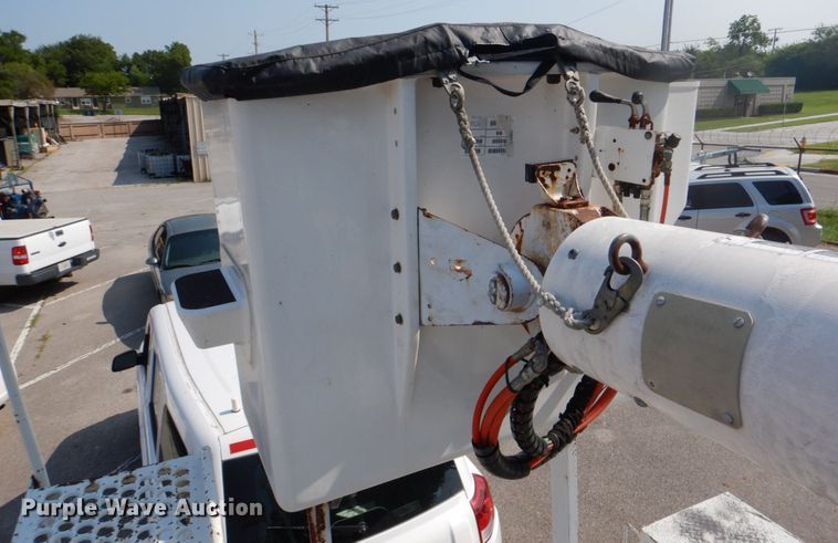image for item ID9012 2000 International 4900  bucket truck