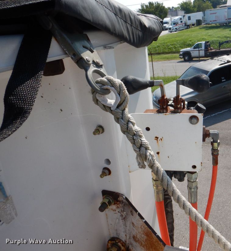 image for item ID9012 2000 International 4900  bucket truck