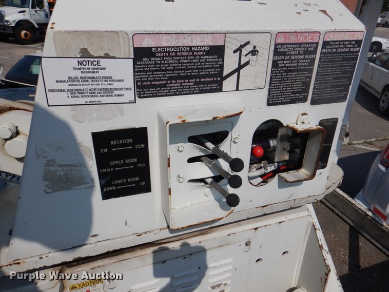 image for item ID9012 2000 International 4900  bucket truck