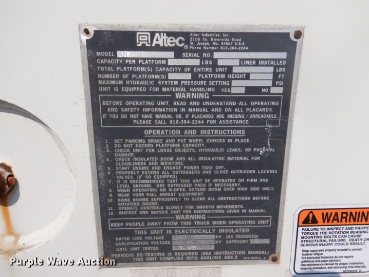 image for item ID9012 2000 International 4900  bucket truck